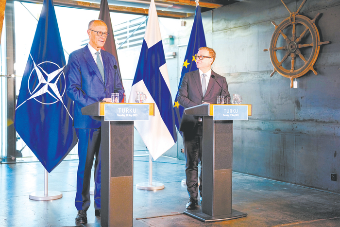 据“德国之声”报道，德国总理默茨（左）27日在芬兰表示，德国和欧盟将加大对俄施压，以促使其回到谈判桌前。（视觉中国）