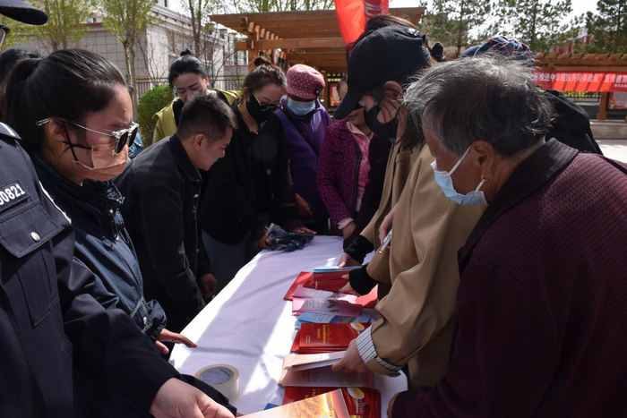 乌兰察布市察右后旗举办民族政策宣传活动。