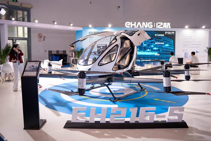 亿航智能展台,无人驾驶载人航空器特别酷炫。受访者供图