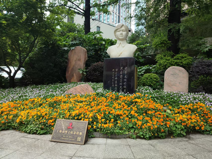 上海市爱国学校校园里的李林半身雕塑。张子言 摄