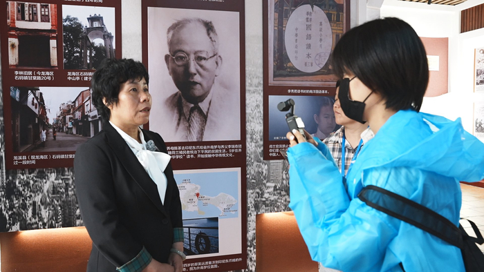 李林的侄女李舟玲（左一）在漳州接受采访。  林智群 摄