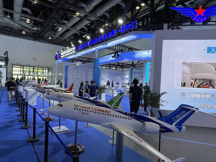 适航审定中心展台展出很多完成审定的航空产品、飞机模型。新京报记者 吴婷婷 摄
