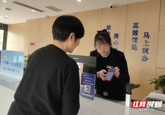 宁乡市参保居民吴女士在岳塘区办理异地就医备案。