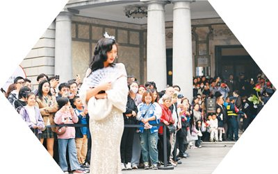 观众在天津金街观看话剧《日出》片段。新华社记者 李然摄