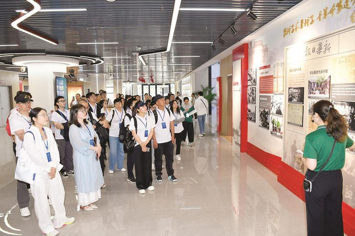         图为来自全国百家主流媒体的代表在邯郸新闻传媒中心红色新闻展馆参观。    本报记者  巩玉强  摄    
