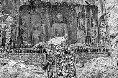 游客在洛阳龙门石窟景区内游览。图为卢舍那大佛。新华社发