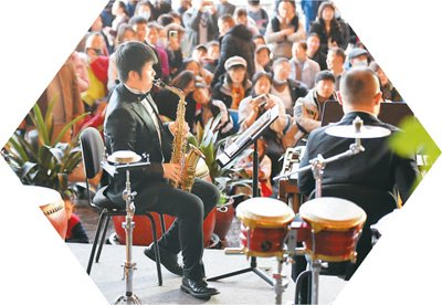 演员在国家大剧院西咖啡厅前演奏。新华社记者 罗晓光摄