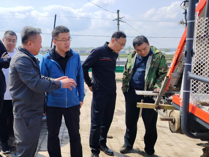 农技专家下乡指导