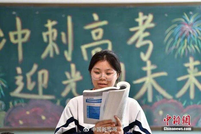 资料图:高三学子在教室内紧张复习。中新网记者 韦亮 摄
