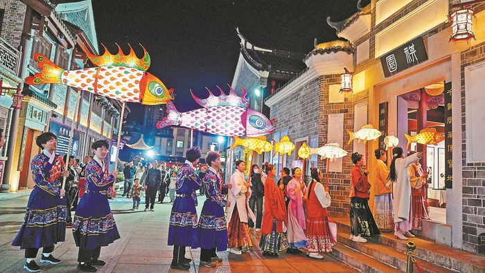 渔灯巡游。（本栏图片由武平县融媒体中心和武平县文化馆提供）