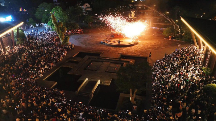 今年“五一”假期，游客们观看打铁花表演。（受访者供图）