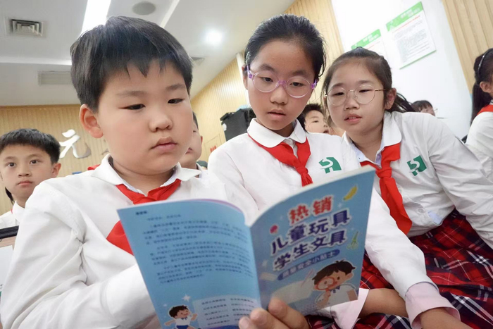 “六一”前，给孩子们送上安全小贴士。劳动报记者贡俊祺 摄影
