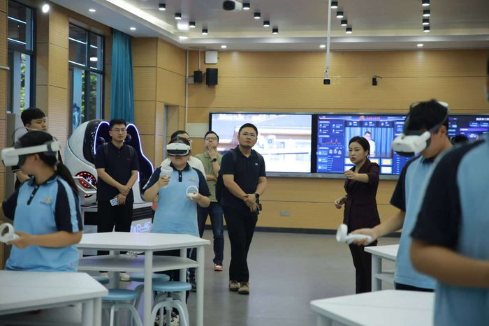 二桥中学学生在应用VR设备学习。主办方供图