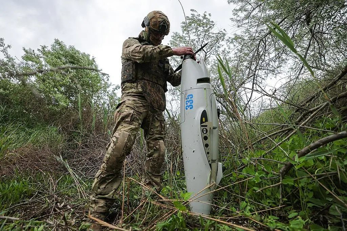 △俄军士兵检查击落的无人机（资料图）