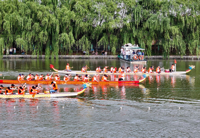 5月28日，泰州市姜堰区溱潼镇首届端午龙舟赛在溱潼镇会船大桥北侧水面举行。顾继红摄 视觉江苏网供图