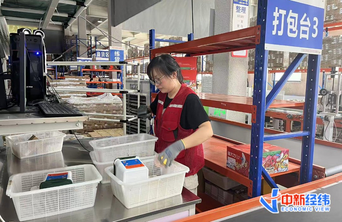 益和宠物的工作人员在分拣货品并进行打包 来源：中新经纬 魏薇摄