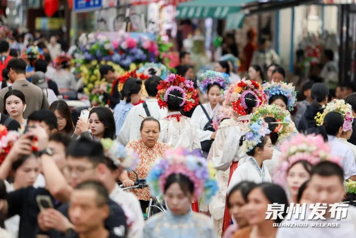 “簪花围”火爆花出圈带火蟳埔村（市文旅局 供图）