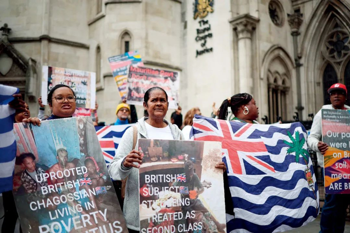 5月22日，查戈斯群岛社区成员和支持者在伦敦高等法院外集会，等待关于查戈斯群岛命运的听证会举行。图/视觉中国