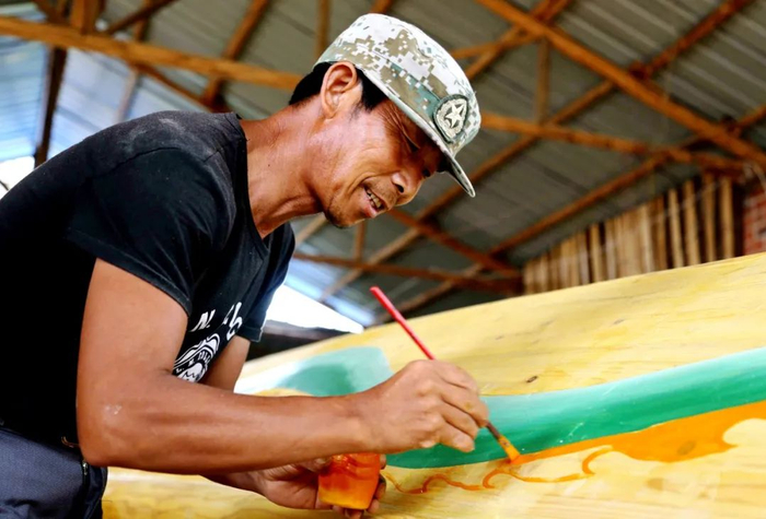 工人正彩绘船身。赵德稳 摄