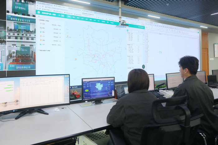 图为国网周口供电公司生产管控中心值班人员使用“河南电网气象一张图”系统对区域内气象信息进行监测