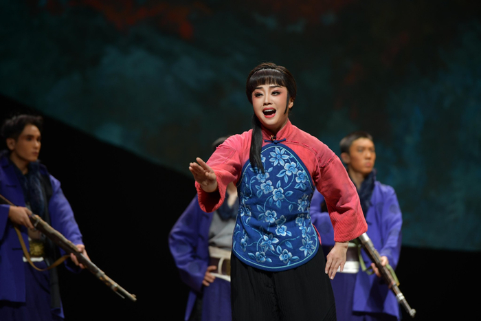 黄瑞妮在演出中。
