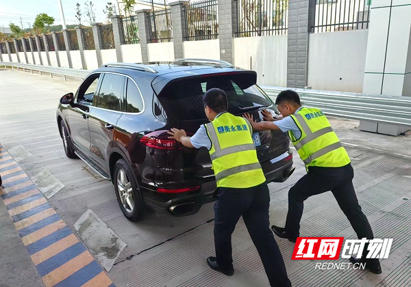 车辆突发故障，工作人员帮忙将车移动至安全地带。