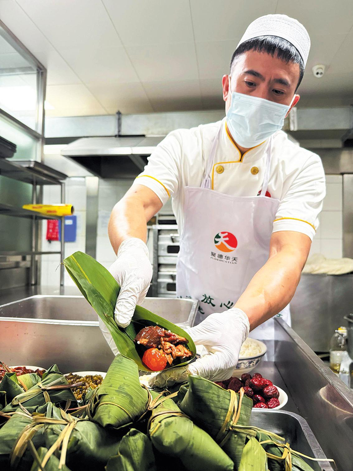 护国寺小吃总店推出的咸蛋黄牛肉粽。　受访者供图