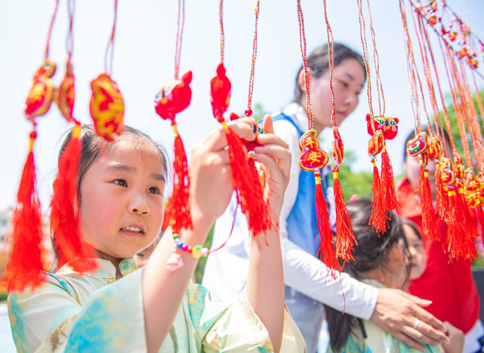 5月28日，宿迁市宿城区河滨街道府苑社区开展“五社聚力粽情浓 共治共享乐端午”活动。徐江海摄 视觉江苏网供图