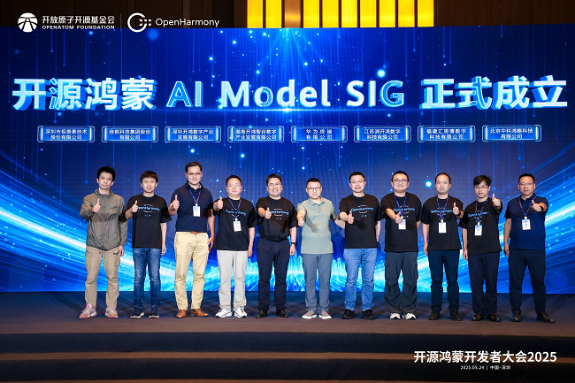 【拓维信息副总裁、开鸿智谷总裁廖秋林（中间）】