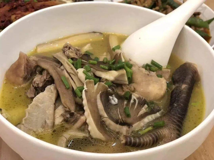 ▲鸡枞炖汤 图据仁寿融媒
