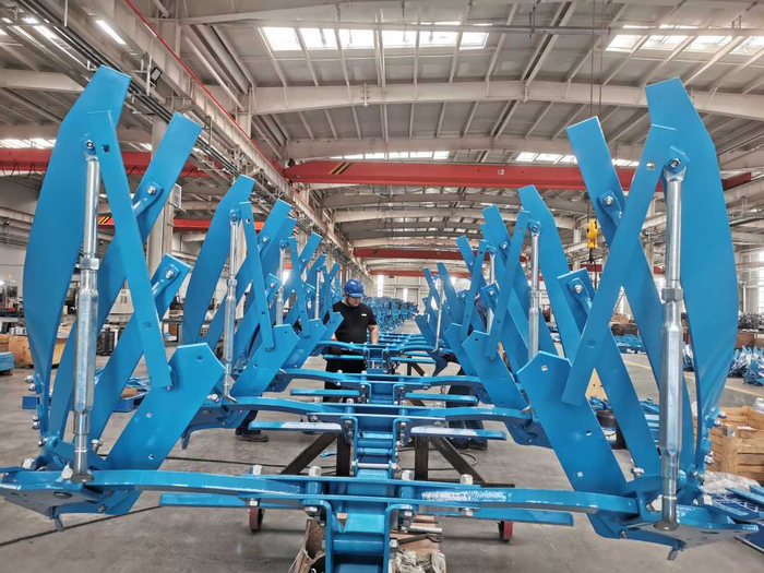 石河子市天山机械制造有限公司生产车间内，工人在检测农机设备配件。赵海忠摄