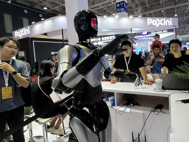 2024世界机器人大会期间，智元机器人与观众互动打招呼。 曲忠芳/摄