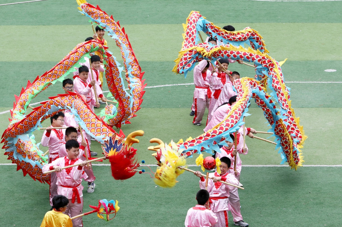 5月28日，苏州市昇平实验小学开展“校园舞龙迎端午”活动。 杭兴微摄 视觉江苏网供图