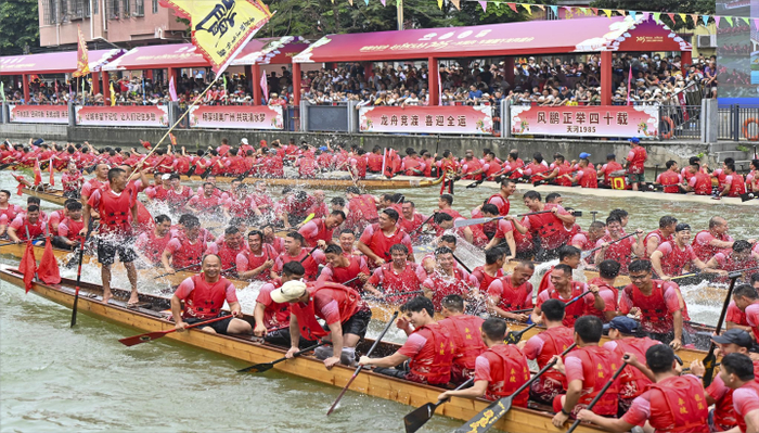 龙舟竞渡迎端午