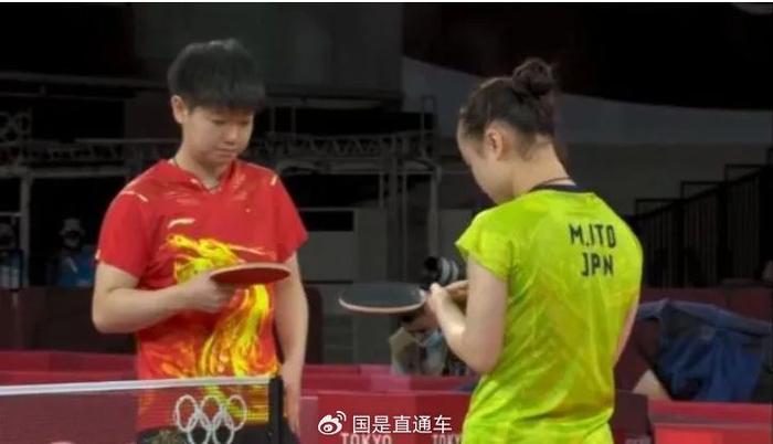东京奥运会孙颖莎和伊藤美诚在赛前相互检查球拍 图片来源:截图自央视
