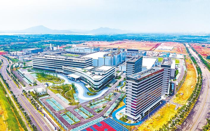 5月28日，长飞先进武汉基地正式投产，首片碳化硅晶圆下线。（湖北日报全媒记者 魏铼 摄）