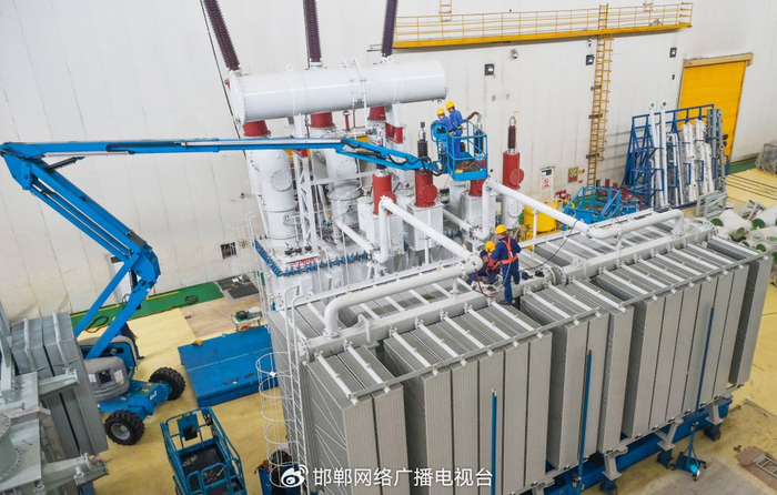 保定天威保变电气股份有限公司工人在总装车间进行变压器组装作业。（受访单位供图）