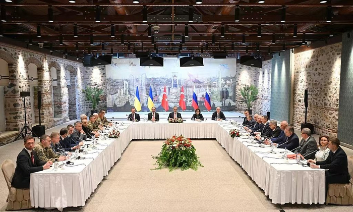 　　△当地时间2025年5月16日，俄罗斯、土耳其和乌克兰三方代表在土耳其伊斯坦布尔多尔玛巴赫切宫总统办公室举行会谈。