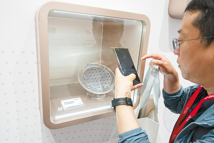 晶圆样品。（湖北日报全媒记者 魏铼 摄）