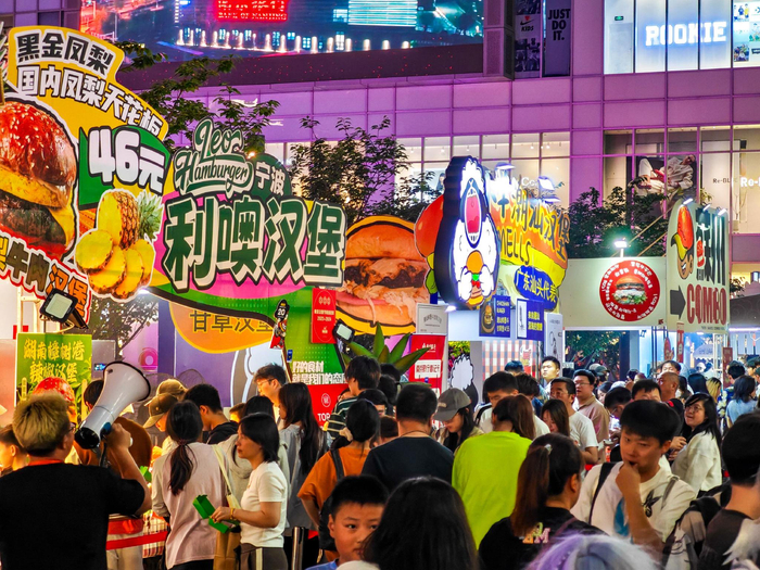 今年“五一”假期夜间，二〇二五汉堡节全国巡展在建邺元通商圈华采天地启幕。 南京日报/紫金山新闻记者 段仁虎 摄