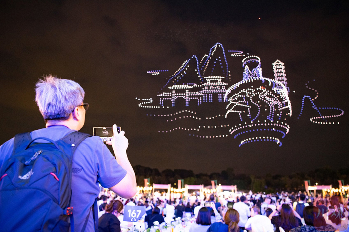 当晚举行的无人机表演