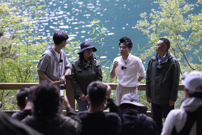 在九寨沟树正群海前直播（周宝 摄）