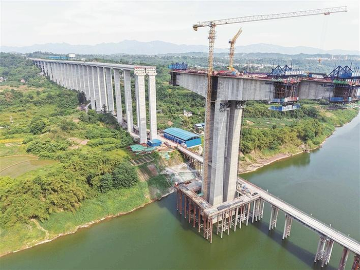     兵团建工集团所属公司承建的重庆双钱高速公路土建施工现场（摄于5月12日）。    兵团建工集团  供图