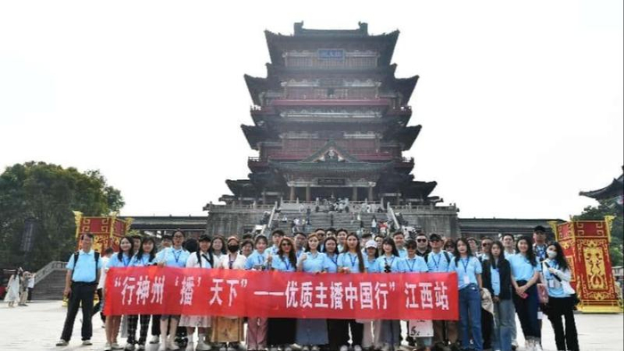 网络主播团在南昌市万寿宫历史文化街区探访