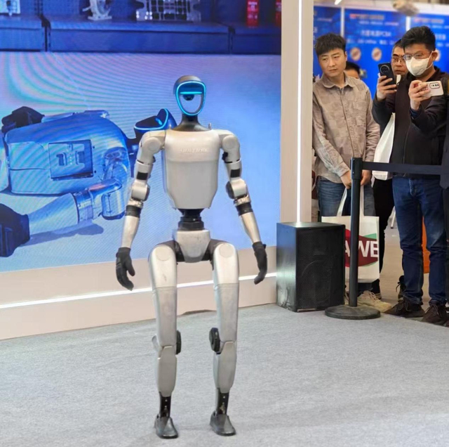 2025年中国家电及消费电子博览会（AWE2025）上，宇树科技展示G1人形机器人。 陈佳岚/摄
