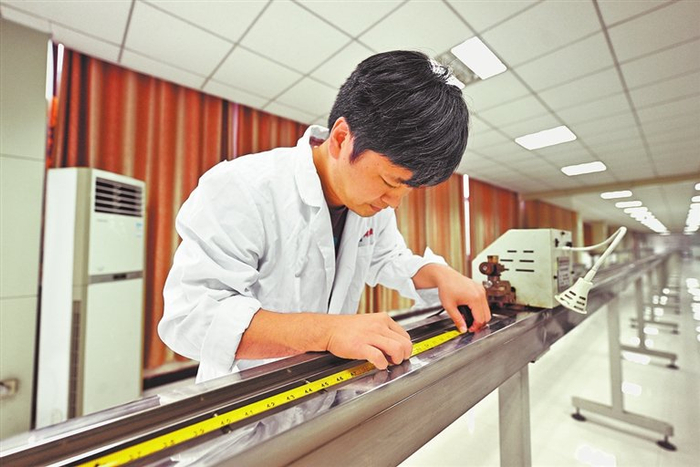 在虞城县国家钢卷尺及五金工具质检中心，工作人员正在对钢卷尺进行精度检测。本报资料图片 雷声 摄