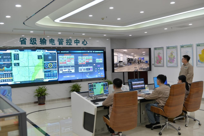 图为国网天津电力员工在省级输电管控中心开展天津地区输电线路监察性巡视与气象监测预警工作（受访单位供图）