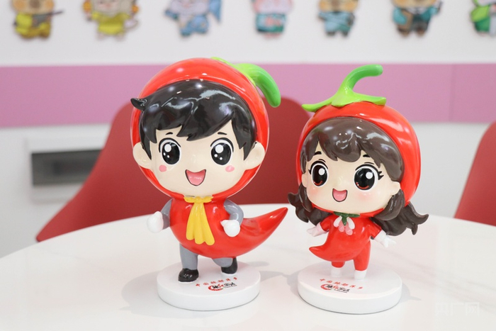 卡通形象“啦啦”“嘟嘟”（央广网记者  刘培俊  摄）