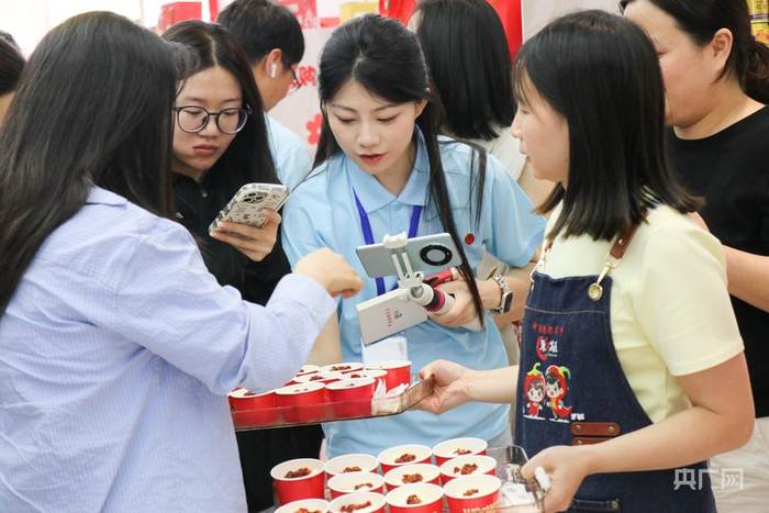 主播们品尝辣椒冰淇淋（央广网记者  刘培俊  摄）