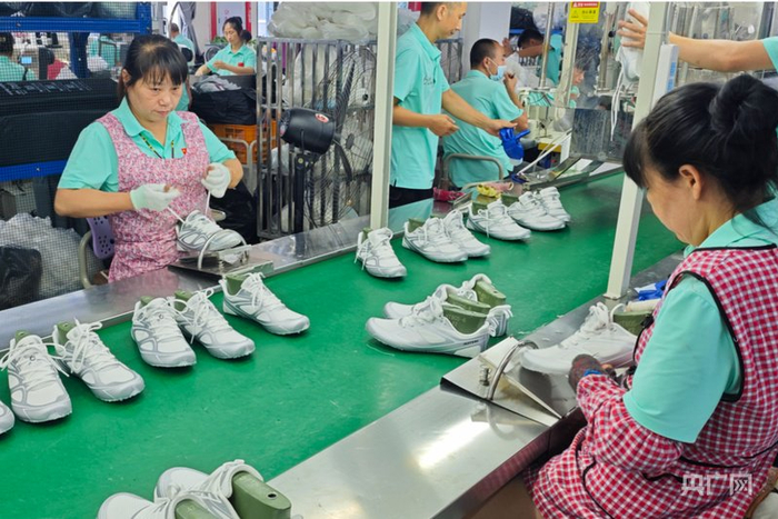 在莆田市仙游县的辉腾鞋业生产车间，工人正在流水线作业（央广网记者  张子剑  摄）